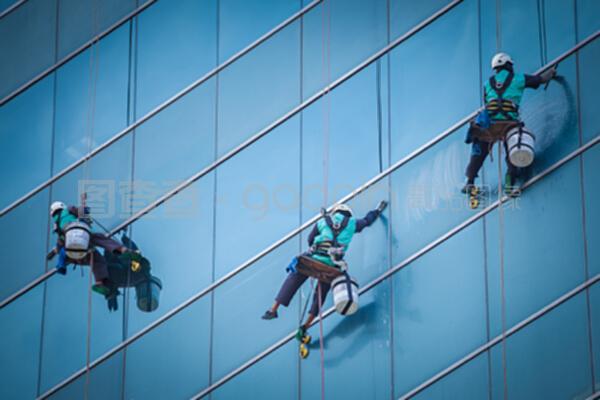 高楼大厦清洁窗户服务的工人小组