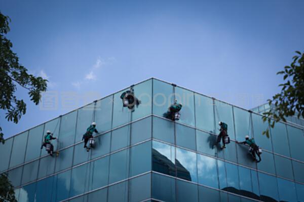 高楼大厦清洁窗户服务的工人小组